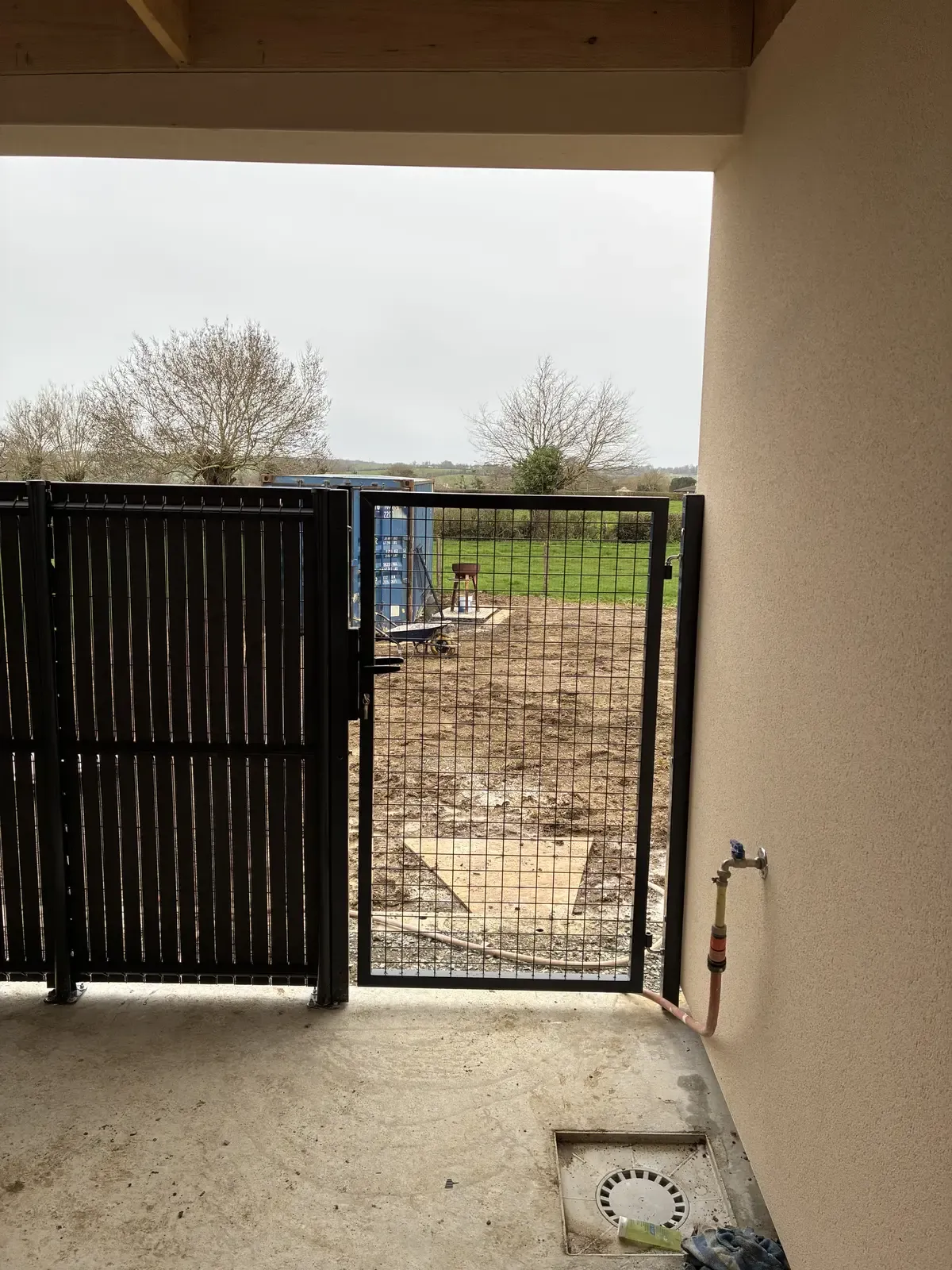 Portillon ouvert — vue vers l'extérieur