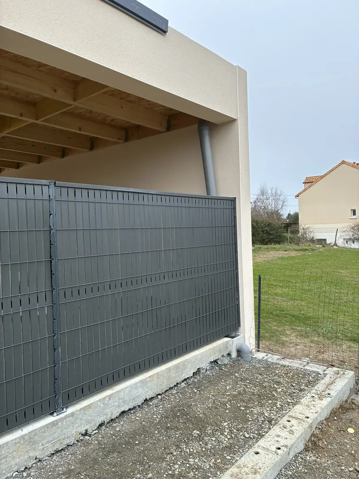 Clôture latérale à panneaux rigides