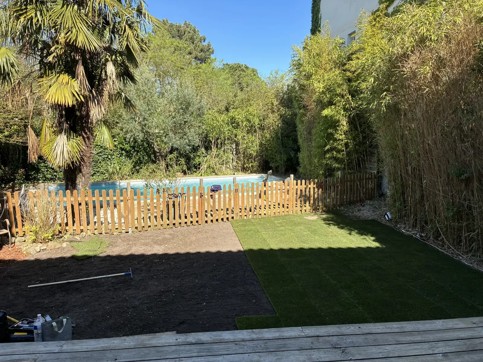 Pose du gazon en rouleau en cours