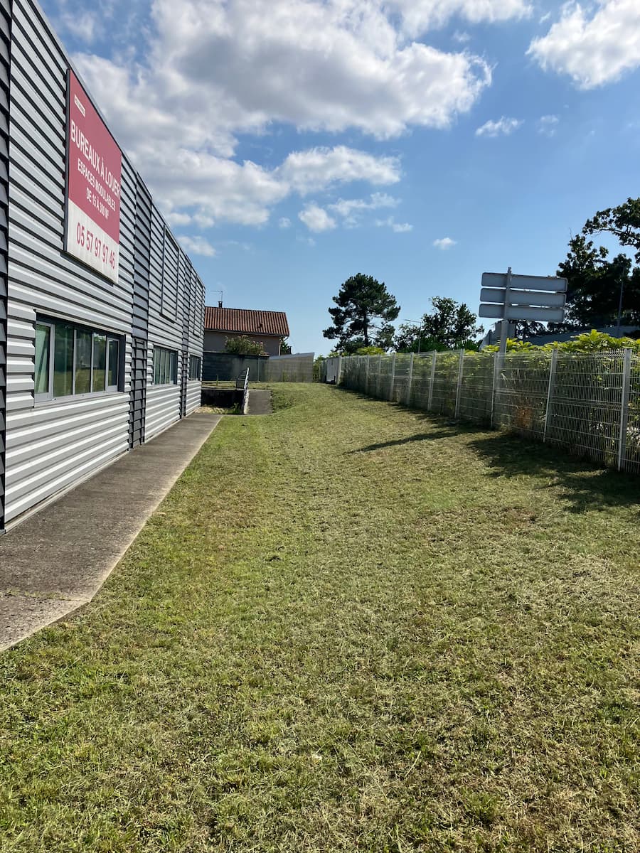 Tonte d'un local professionnel - Après